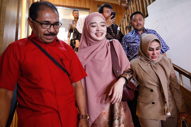 Inara Rusli (tengah) saat ditemui wartawan usai pemeriksaan terkait pencemaran nama baik Tenri Anisa di Polda Metro Jaya, Jakarta, Kamis, (13/7/2023). Foto: Agus Apriyanto Foto: Agus Apriyanto