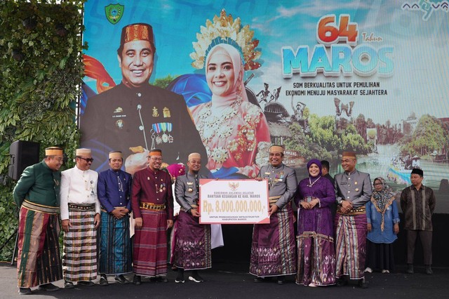 Gubernur Sulsel dalam menyerahkan bantuan senilai Rp 8 miliar untuk Bupati Matos A. S. Chaidir Syam dalam acara 64 Tahun Kabupaten Maros di Lapangan Pallantikang, Kabupaten Maros. Foto: Dok. Istimewa