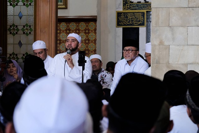 Mendag Zulkifli Hasan menemui Habib Syech di kediamannya di Pasar Kliwon, Kota Solo, Jateng, pada Rabu (13/7/2023). Foto: Dok. Kemendag