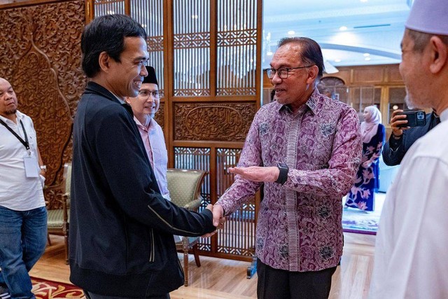 Ustaz Abdul Somad menemui Perdana Menteri Malaysia Anwar Ibrahim di Malaysia, Kamis (13/7/2023). Foto: Instagram/@anwaribrahim_my