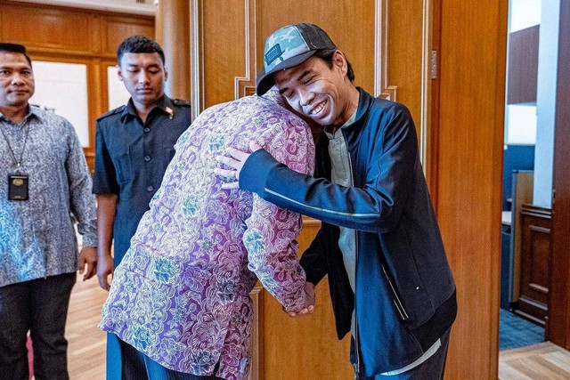 Ustaz Abdul Somad menemui Perdana Menteri Malaysia Anwar Ibrahim di Malaysia, Kamis (13/7/2023). Foto: Instagram/@anwaribrahim_my