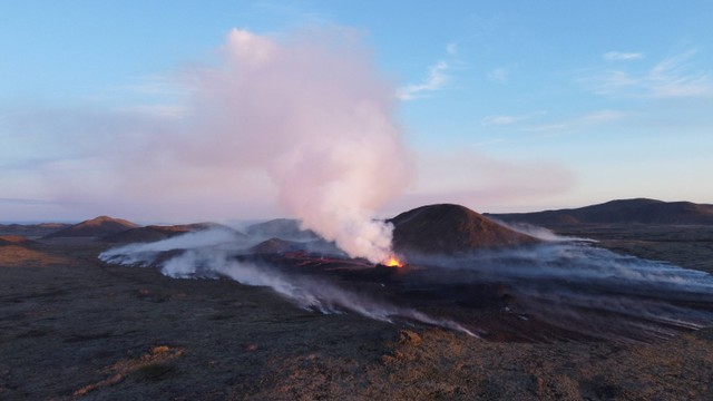 Suasana saat kepulan asap dari lahar saat erupsi Gunung Berapi Reykjavik di sebelah utara Litli Hrutur, Islandia pada Rabu (12/7/2023). Foto: Jeremie Richard/AFP