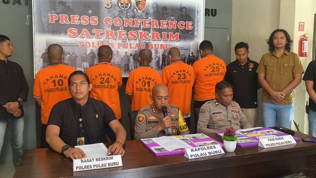 Polisi merilis lima tersangka kasus kontainer berisikan bahan Kimia Beracun dan Berbahaya (B3) illegal terjatuh ke Laut Maluku. Foto: Dok. Istimewa