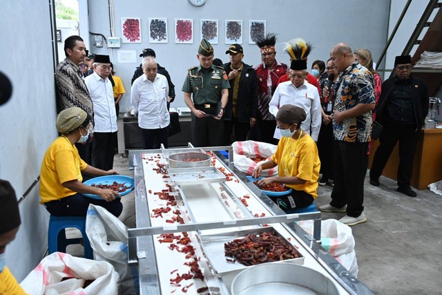Wakil Presiden Ma'ruf Amin meninjau Rumah Produksi Pengolahan Pala di Fakfak. Foto: BPMI Setwapres