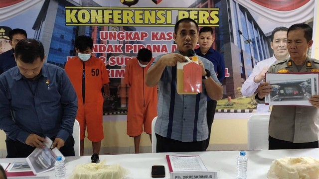 Wadirkrimsus Polda Sumsel, AKBP Putu Yudha Prawira, saat menunjukka barang bukti dari pelaku sindikat penimbunan BBM subsidi menggunakan MyPertamina, Foto : Istimewa