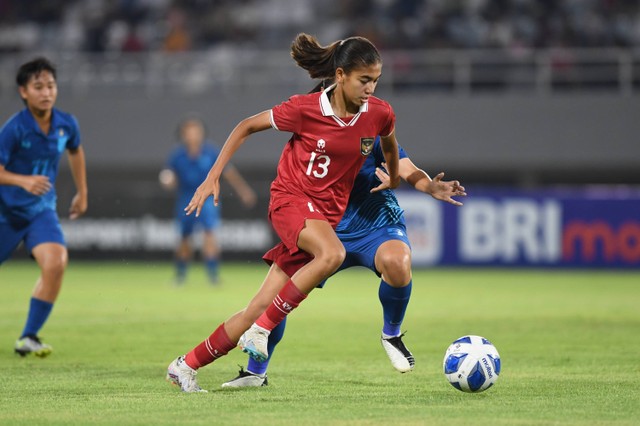 Pemain Timnas Wanita Indonesia U-19 Claudia Alexandra Scheuneumann (tengah) menguasai bola dengan dikawal pesepak bola wanita Thailand Saranya Lamee pada pertandingan Semi Final AFF U-19 Women Championship 2023. Foto: Nova Wahyudi/Antara Foto