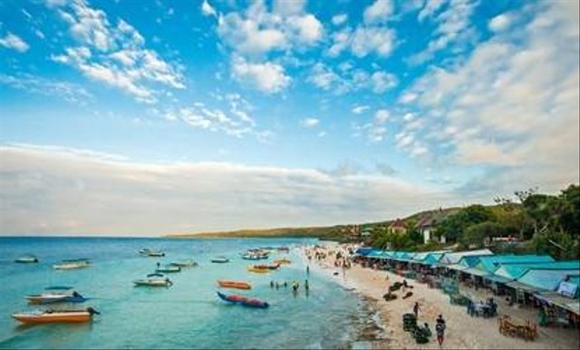 Foto Pantai Bira, Shutterstock