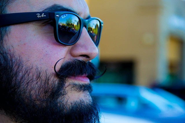 Ilustrasi Cara Memanjangkan Kumis. Foto : Paxels/Sherman Ray