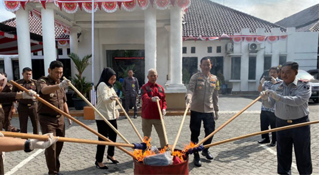 Kalapas Sragen Hadiri Pemusnahan Barang Bukti Sitaan di Kejaksaan Negeri Sragen