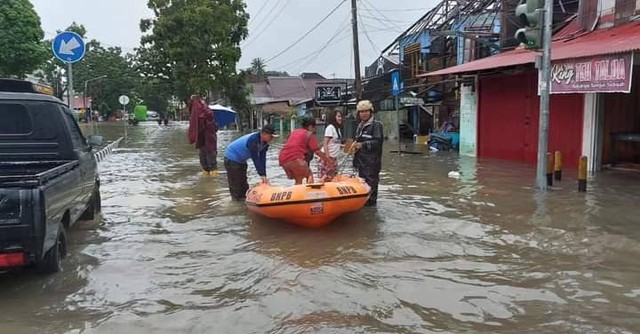 Banjir melanda Kota Padang, Sumatera Utara, Jumat (14/7/2023). Foto: Dok. BPBD