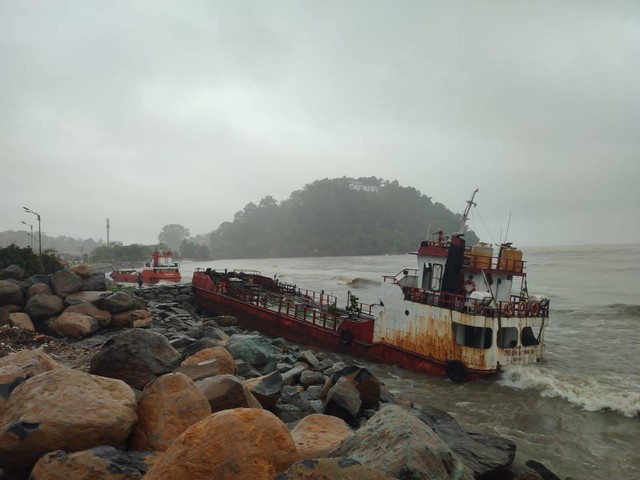 Dua unit kapal pengangkut BBM ke Kepulauan Mentawai terdampar di Pantai Padang, Kota Padang, Sumatera Barat (Sumbar), Jumat (14/7). Foto: Dok. Istimewa