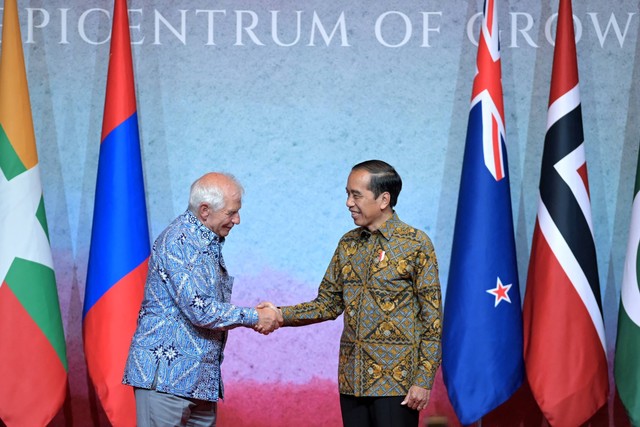 Presiden Jokowi bersalaman dengan Kepala Kebijakan Luar Negeri dan Keamanan Uni Eropa yang juga Wakil Presiden Komisi Eropa Josep Borrell dalam courtesy call penyelenggaraan Pertemuan Ke-56 Menteri Luar Negeri ASEAN (AMM) di Jakarta, Jumat (14/7). Foto: Hafidz Mubarak A/ANTARA FOTO