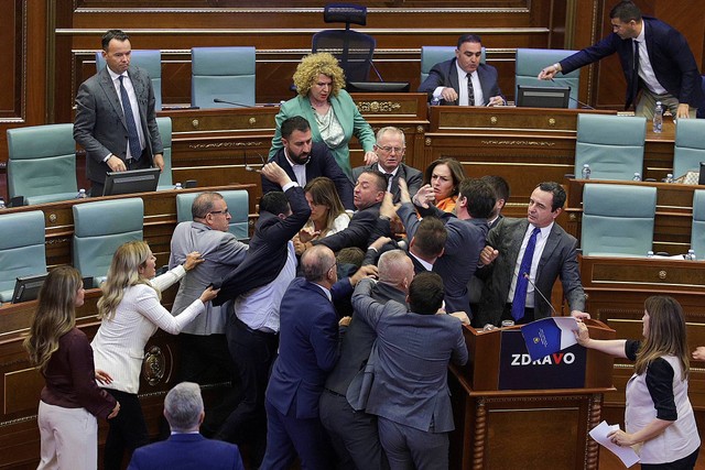 Anggota parlemen saling dorong saat perkelahian pecah di parlemen Kosovo di Pristina, Kosovo, Kamis (13/7/2023). Foto: Ridvan Slivova/AP Photo