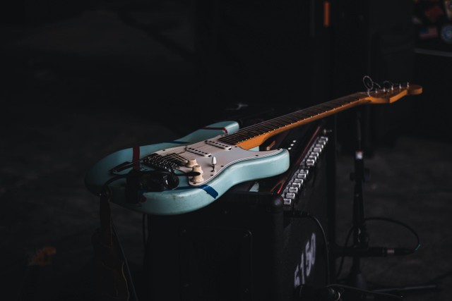  Ilustrasi Cara Memainkan Alat Musik Gitar, Foto Unsplash/Simon Weisser