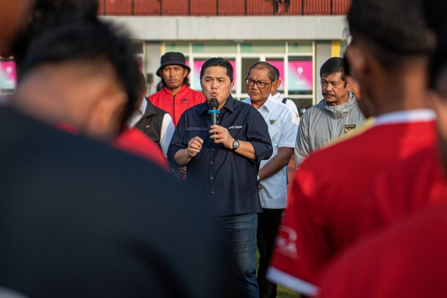 Ketua Umum PSSI Erick Thohir (tengah) memberikan motivasi kepada calon pemain saat meninjau seleksi Timnas sepak bola U-17 di Arena Atletik, Jakabaring Sport City (JSC), Palembang, Sumatera Selatan, Jumat (14/7/2023). Foto: Nova Wahyudi/ANTARA FOTO