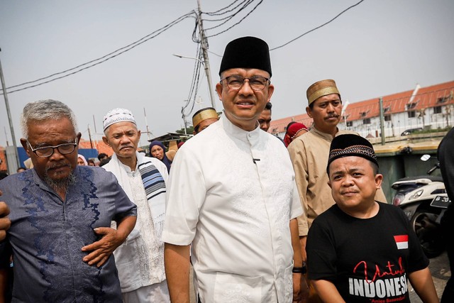 Bacapres Anies Baswedan mengunjungi Kampung Susun Akuarium di Penjaringan, Jakarta Utara, Jumat (14/7/2023). Foto: Jamal Ramadhan/kumparan