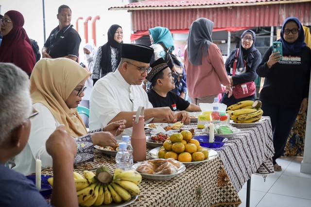 Bacapres Anies Baswedan makan siang bersama warga saat mengunjungi Kampung Susun Akuarium di Penjaringan, Jakarta Utara, Jumat (14/7/2023). Foto: Jamal Ramadhan/kumparan