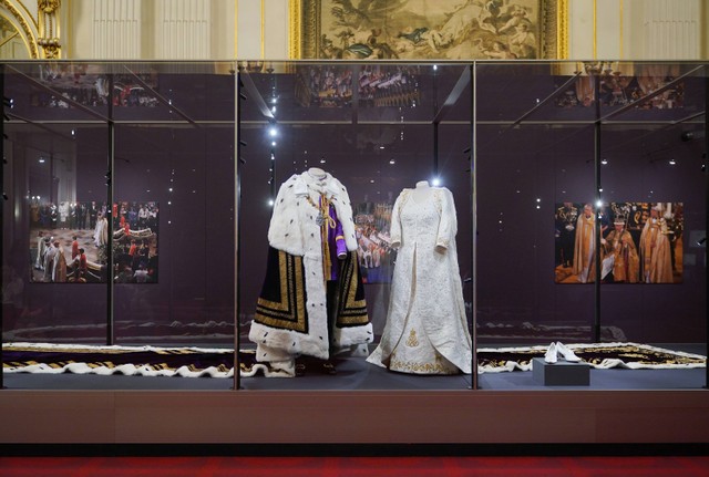 Pameran busana coronation Raja Charles III dan Ratu Camilla di Istana Buckingham. Foto: Reuters