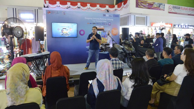 Direktur Jaringan dan Layanan BRI Andrijanto menjelaskan Program Dagang Untung Belanja Untung (DU)BU) khusus untuk pedagang dan pengunjung Pasar Tanah Abang Blok B, Jumat (14/7/2023). Foto: Dok. BRI