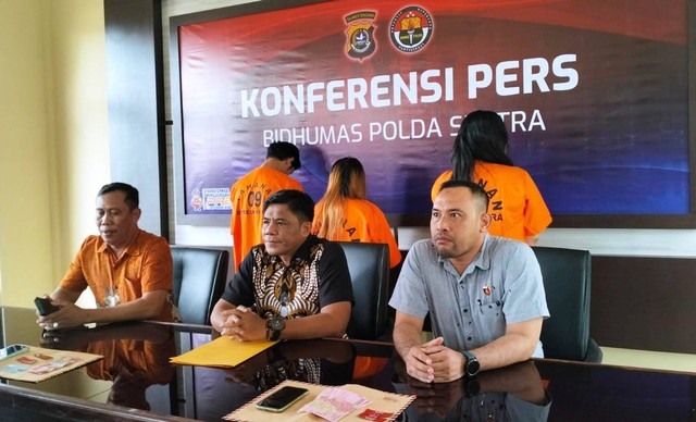 Kasubdit IV Ditreskrimum Polda Sultra, Kompol Syahrir, saat menggelar konfrensi pers di Mapolda Sultra. Foto: Moch Ijah/kendarinesia.