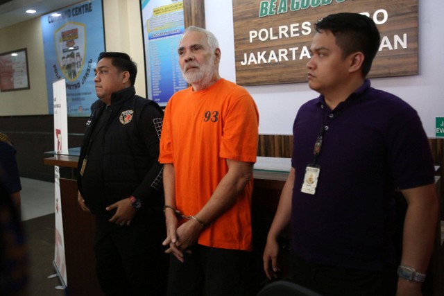 Tersangka Pierre Gruno dihadirkan saat rilis terkait kasus penganiayaan di Polres Jakarta Selatan, Jakarta, Jumat, (14/7/2023). Foto: Agus Apriyanto