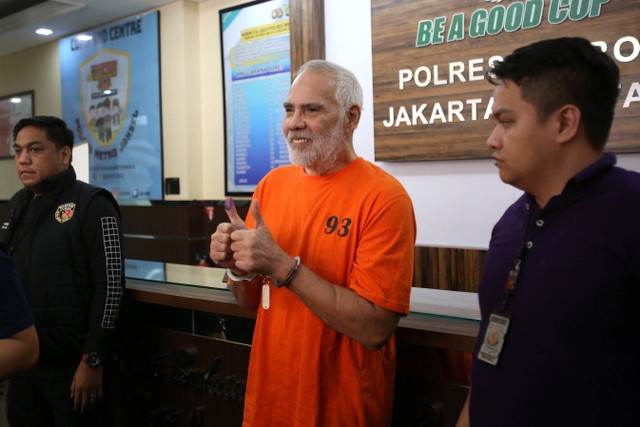 Tersangka Pierre Gruno dihadirkan saat rilis terkait kasus penganiayaan di Polres Jakarta Selatan, Jakarta, Jumat, (14/7/2023). Foto: Agus Apriyanto