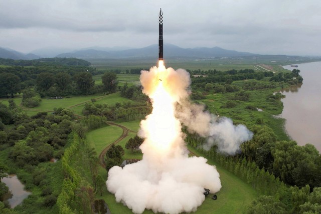 Rudal balistik antarbenua Hwasong-18 diluncurkan dari lokasi yang dirahasiakan di Korea Utara. Foto: KCNA/via REUTERS