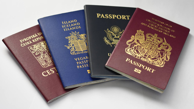 Paspor dengan warna yang berbeda-beda. Foto: THE BIG WORLD/Shutterstock
