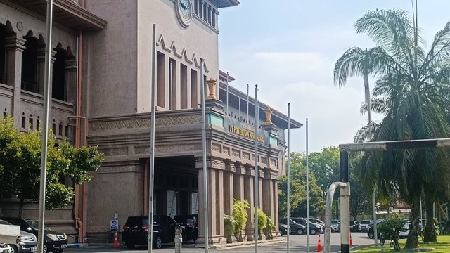 Komisi Pemberantasan Korupsi (KPK) memeriksa kantor PT. Perkebunan Nusantara (PTPN) XI di Jalan Merak Nomor 1, Kecamatan Krembangan, Surabaya pada Jumat (14/7/2023). Foto: Farusma Okta Verdian/kumparan