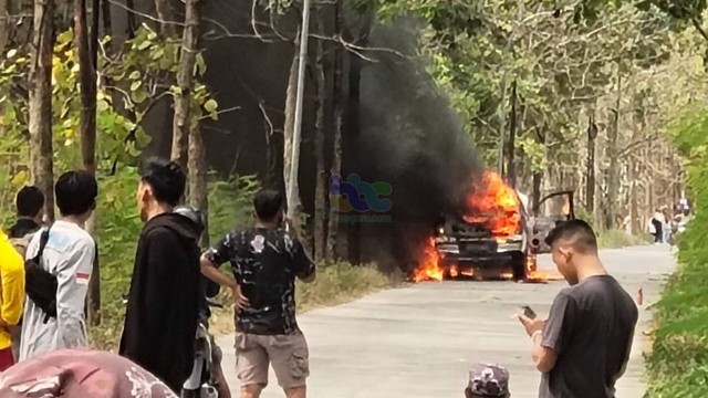 Sebuah mobil double cabin Toyota Hilux nomor polisi S 8993 D, yang terbakar di jalan PUK Dander-Ngasem, turut Desa Ngunut, Kecamatan Dander, Kabupaten Bojonegoro. Jumat (14/07/2023). (Foto: Dok Istimewa)