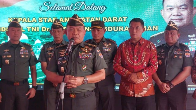 KSAD Jenderal Dudung meninjau bekas markas Datasemen Perbekalan Angkutan (Denbekang) IV-44-04 Surakarta, Jawa Tengah yang dijadikan untuk pembangunan Solo Culture Center, Jumat (14/7/2023). Foto: Dok. Istimewa