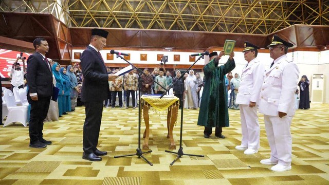 Achmad Marzuki lantik Amiruddin dan Mahyuzar sebagai Pj Wali Kota Banda Aceh dan Pj Bupati Aceh Utara. Foto: Suparta