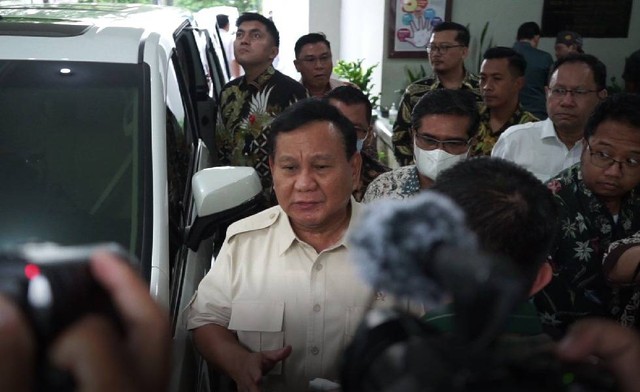 Menteri Pertahanan Prabowo Subianto setelah menjenguk Emha Ainun Nadjib atau Cak Nun yang tengah dirawat di RSUP Dr Sardjito, Yogya, Jumat (14/7) sore. Foto: Arif UT/Pandangan Jogja