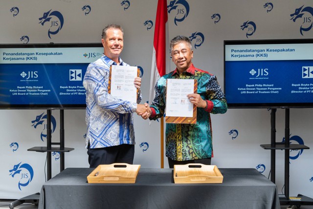 Ketua Dewan Pembina Jakarta Intercultural School (JIS) Phil Rickard dan Direktur Bina Karya Boyke Prasetyanto menandatangani MoU soal pendidikan berstandar dan berkualitas di IKN Nusantara di Kampus JIS, Cilandak, Jakarta Selatan, pada 11 Juli 2023. Foto: JIS