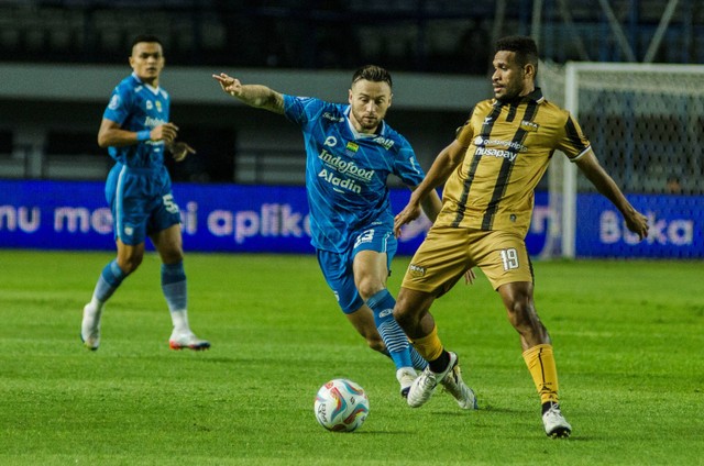 Pesepak bola Persib Bandung Mark Klok (tengah) berebut bola dengan pesepak bola Dewa United Ricki Kambuaya (kanan) dalam pertandingan lanjutan BRI Liga 1 di Stadion Gelora Bandung Lautan Api, Bandung, Jawa Barat, Jumat (14/7/2023).  Foto: Novrian Arbi/ANTARA FOTO