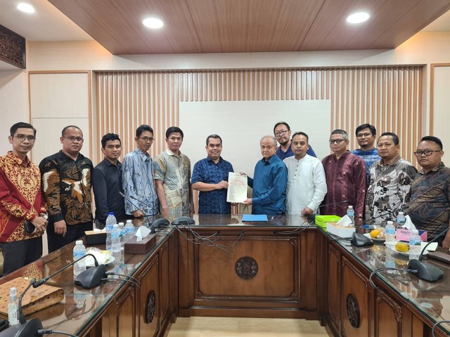 Penyerahan surat kuasa khusus dari Pemberi Kuasa Anwar Abbas kepada M.ihsan Tanjung sebagai ketua forum advokat pembela pancasila selaku kuasa hukum terkait dengan gugatan hukum Panji Gumilang. Foto: Dok. Istimewa
