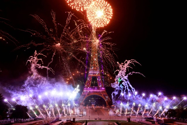 Pertunjukan kembang api di sekitar Menara Eiffel dalam perayaan untuk menandai Hari Bastille, di Paris, Prancis, Jumat (14/7/2023). Foto: Pascal Rossignol/REUTERS