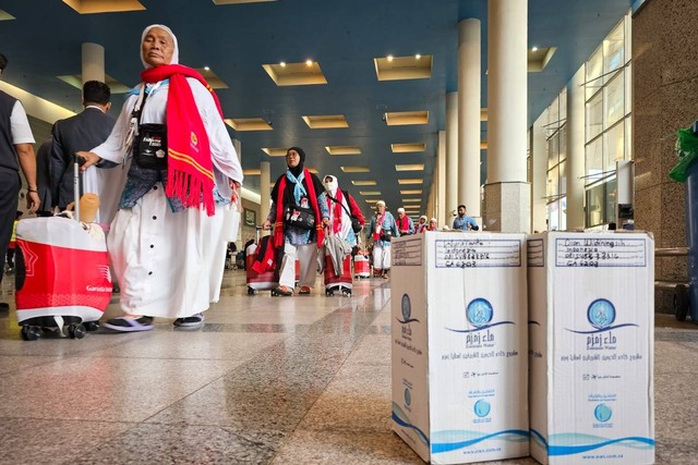 Sejumlah air Zamzam tambahan buat jemaah haji mulai dikirim ke RI. Foto: Ahmad Romadoni/kumparan