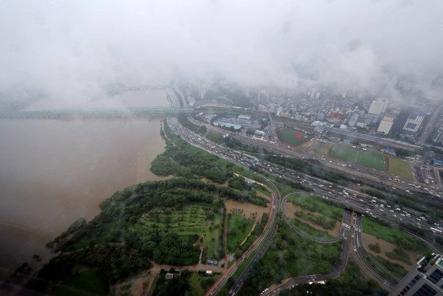 Pemandangan sungai Han yang meluap akibat hujan lebat, di Seoul, Korea Selatan, Jumat (14/7/2023). Foto: Yonhap/via REUTERS 