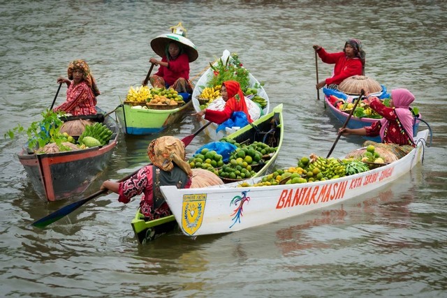 Suasana pasar terapung Banjarmasin. Foto: Shutterstock