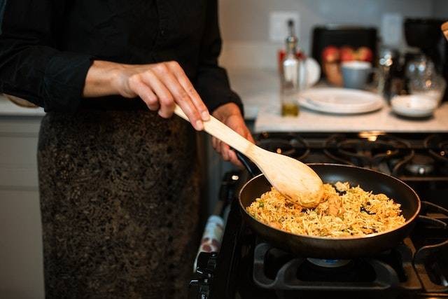 Ilustrasi nasi goreng enak di Malang, sumber foto: pexels.com/Anna Tarazevich