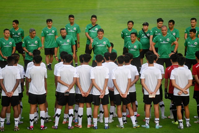 Pelatih Timnas U-17 Bima Sakti (tengah) memberikan instruksi saat sesi latihan di Lapangan ABC, Senayan, Jakarta, Sabtu (15/7/2023). Foto: Akbar Nugroho Gumay/ANTARA FOTO