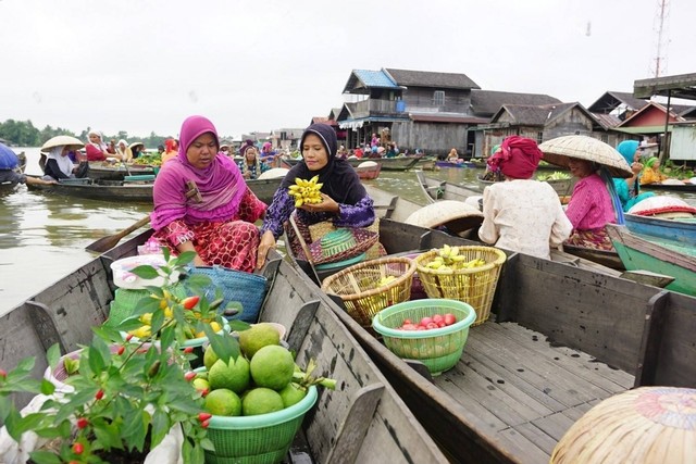 Sistem barter di Pasar Terapung Lok Baintan, Kalimantan Selatan. Foto: Shutterstock