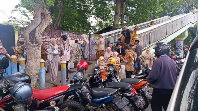 Sejumlah tamu pernikahan dievakuasi usai kebakaran terjadi di lantai 7 K-Link Tower, di Gatot Subroto, Jakarta, Sabtu (15/7/2023). Foto: Thomas Bosco/kumparan