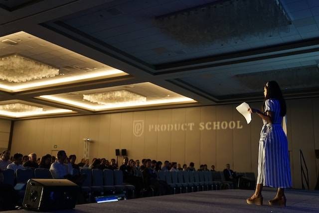 Ilustrasi Cara Membuka Presentasi Kelompok, Foto: Product School / Unsplash