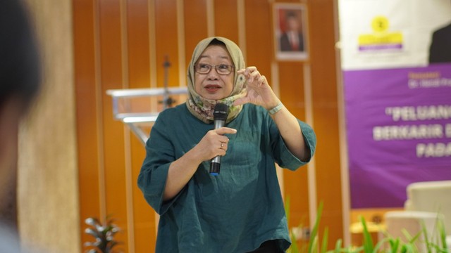 Prof. Ida Rochani Adi, S.U. narasumber Notion Confab Prodi Sastra Inggris Fakultas Sastra, Budaya, dan Komunikasi (FSBK) Universitas Ahmad Dahlan (UAD) (Foto: Lab Ilmu Komunikasi UAD)