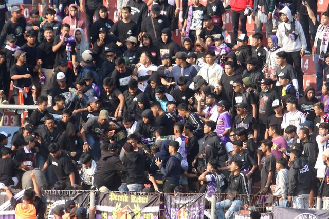 Sejumlah suporter terlibat kericuhan saat pertandingan Liga 1 Persik Kediri melawan Arema FC di Stadion Brawijaya, Kota Kediri, Jawa Timur, Sabtu (15/7/2023). Foto: Prasetia Fauzani/Antara Foto