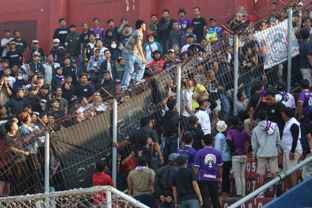 Sejumlah suporter terlibat kericuhan saat pertandingan Liga 1 Persik Kediri melawan Arema FC di Stadion Brawijaya, Kota Kediri, Jawa Timur, Sabtu (15/7/2023). Foto: Prasetia Fauzani/Antara Foto