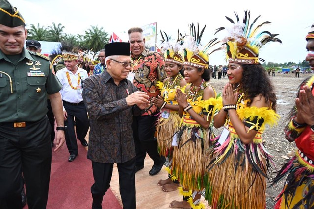 Wakil Presiden Ma'ruf Amin meninjau Program Peremajaan Kelapa Sawit Rakyat di Kampung Wasegi Indah, Distrik Prafi, Kabupaten Manokwari Papua Barat. Foto: BPMI Setwapres