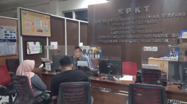 MU saat melaporkan suaminya di SPKT Polrestabes Palembang, Foto : Istimewa